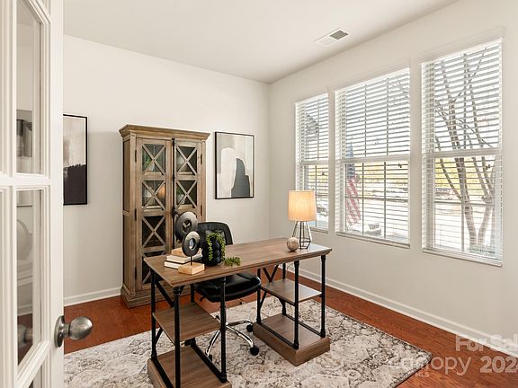 4th image of 3011 Honeylocust Ln