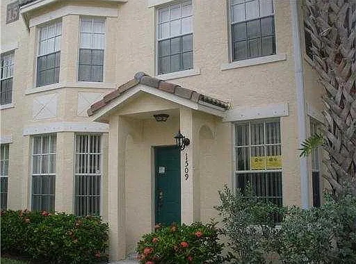 3 bed, 2.0 bath, 1636 sqft, $3,300 — Photo 3