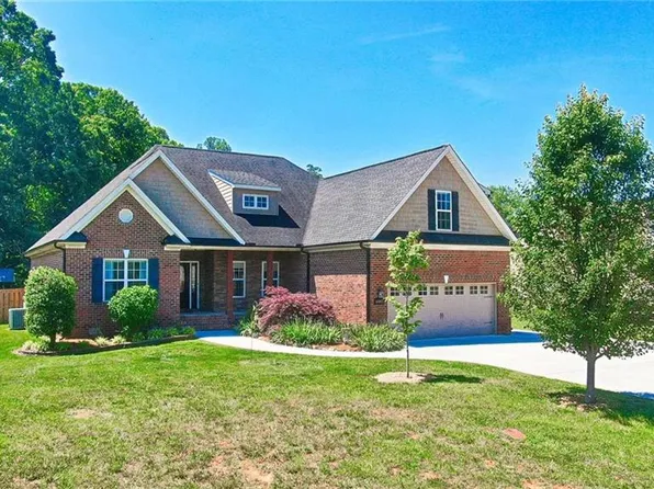 6483 Planters Pl, Thomasville, NC 27360