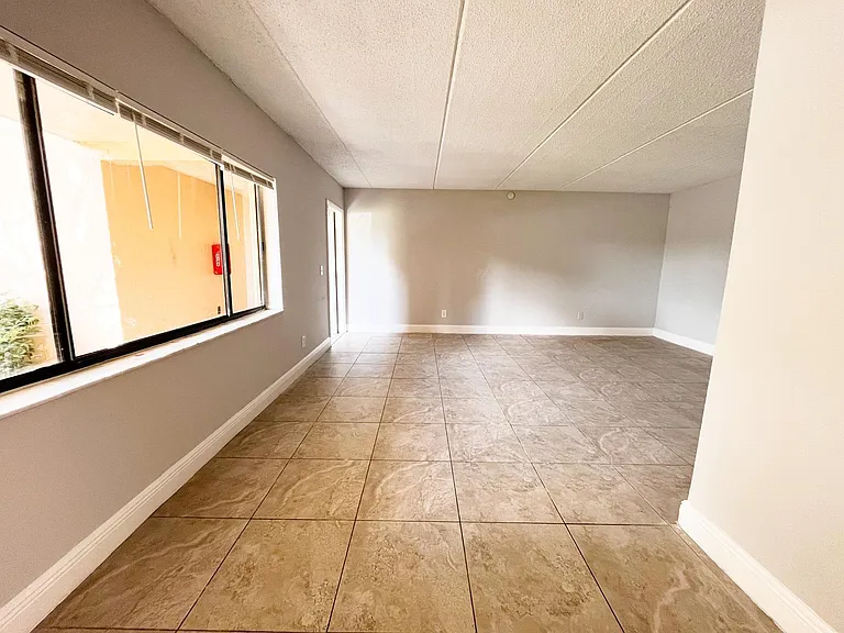 1106 Meadows Cir — Photo 9