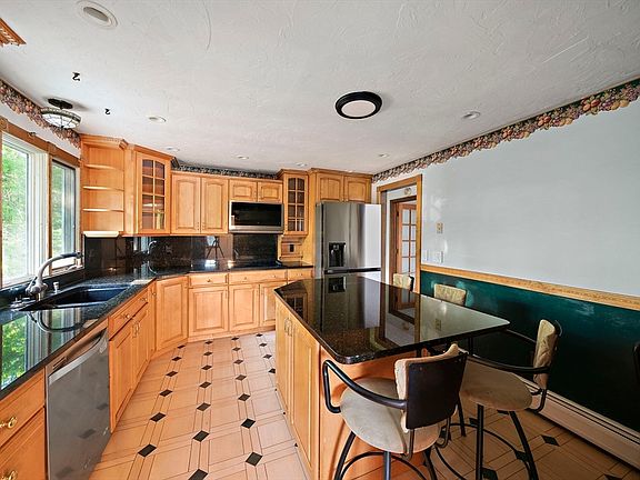 3rd image of 20 Cherry Ln