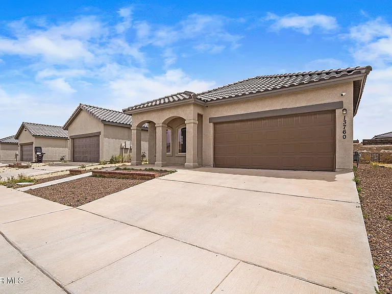 13760 Blackburn Ave — Photo 2