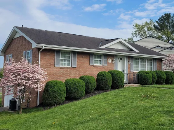 11 Wakefield St, Bridgeport, WV 26330
