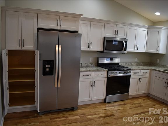 5th image of 17 Meredith Ln