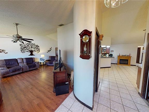 3rd image of 2036 Chadsworth Dr