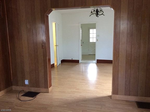 4th image of 407 Warren St