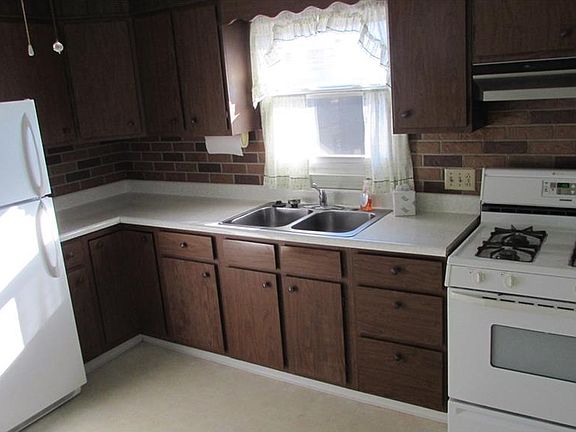 3rd image of 1406 Desmont Dr