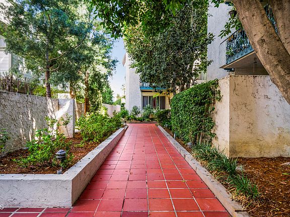 2nd image of 985 E California Blvd Unit 308