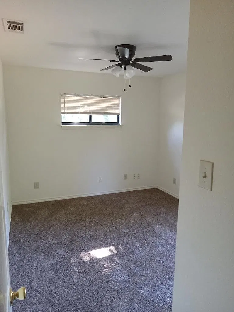 1669 Poplar Dr — Photo 3