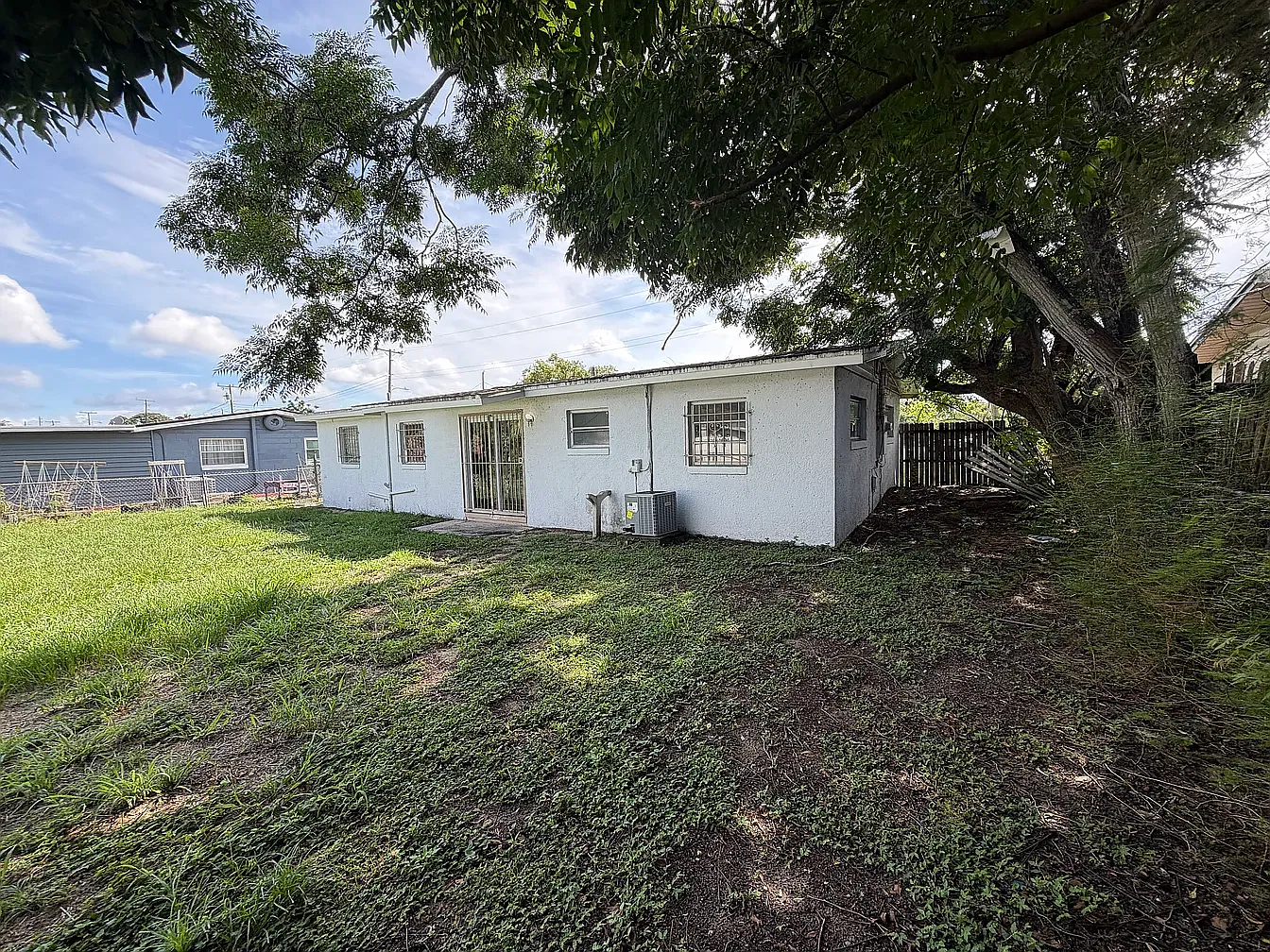 330 N Powers Dr — Photo 4