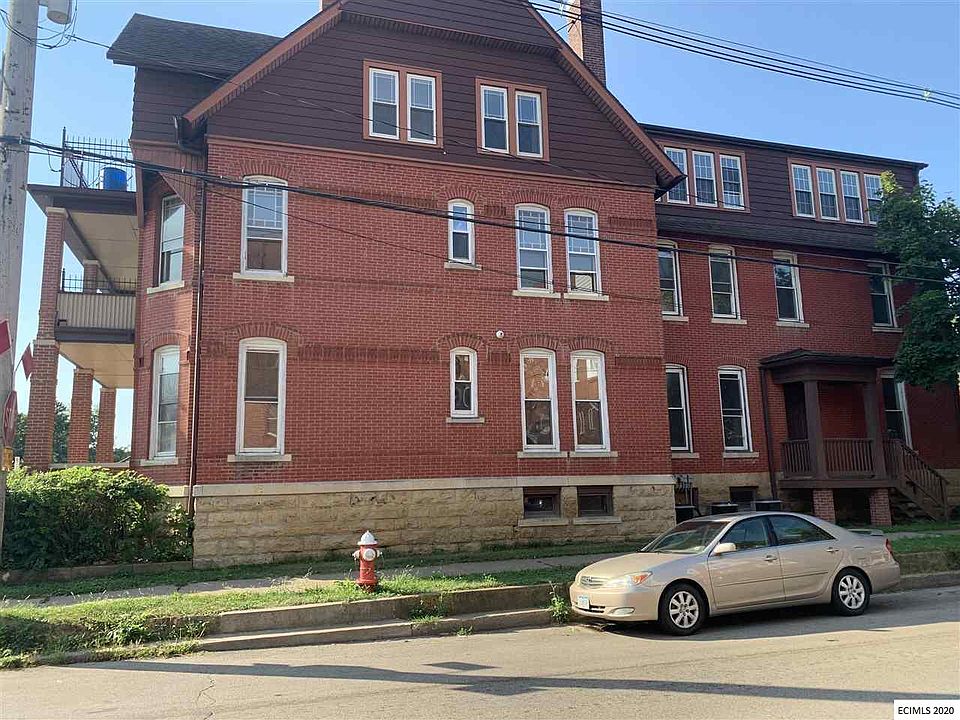 2nd image of 1689 Main St