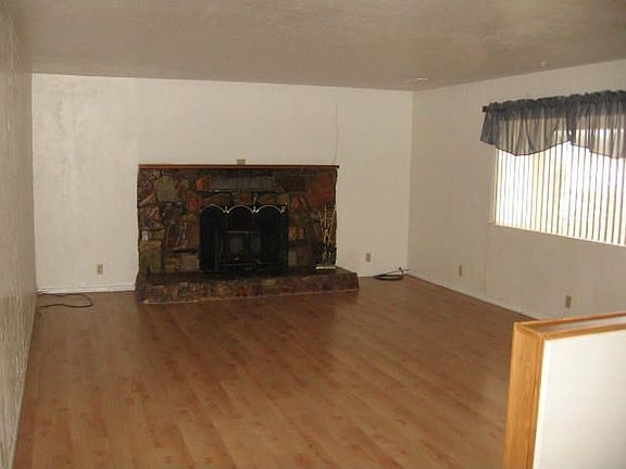 3rd image of 3201 N Lynx Lake Dr