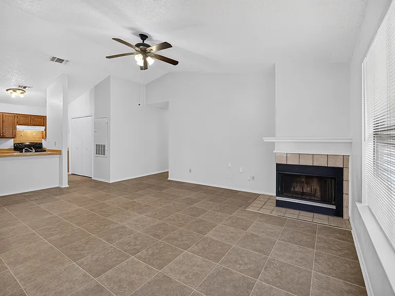 1115 Lombard Ln — Photo 3
