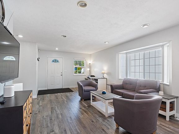5th image of 4108 E Grace Ave