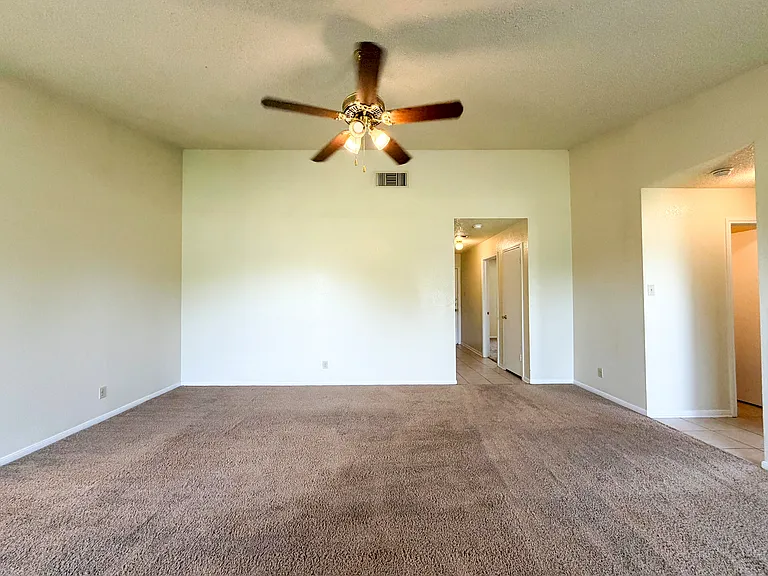 2607 Bluebonnet Dr — Photo 3