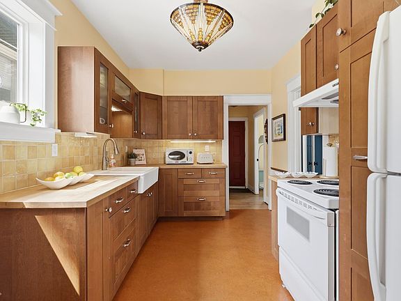 5th image of 11254 95a St NW