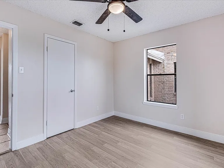 985 Crossbill St — Photo 15