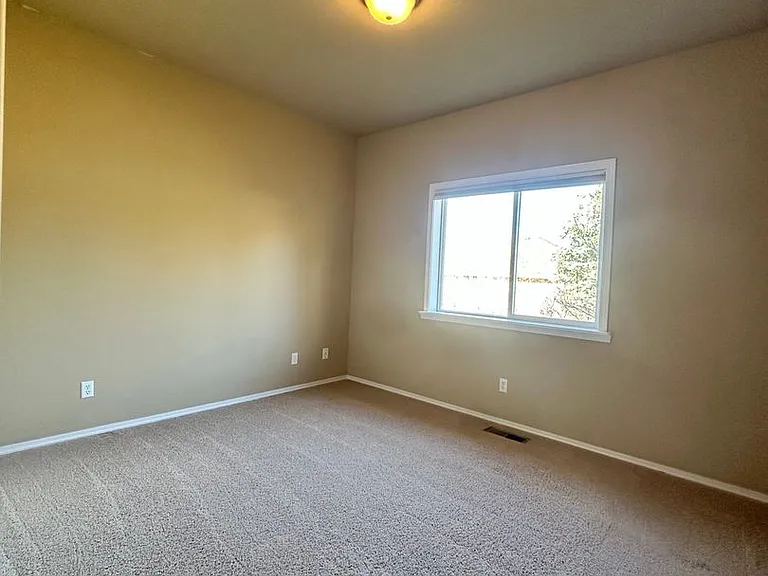 946 Briarwood Dr — Photo 16