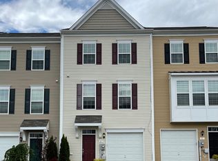 27 Landis Ct, Falling Waters, WV 25419