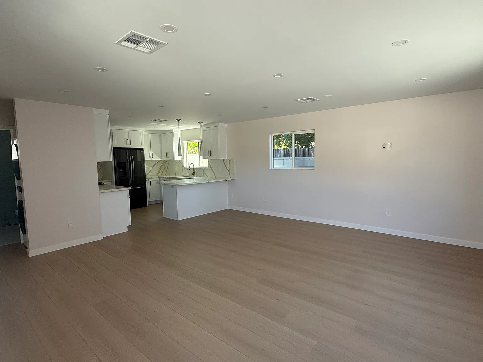 2 bed, 800 sqft, $3,000 — Photo 4