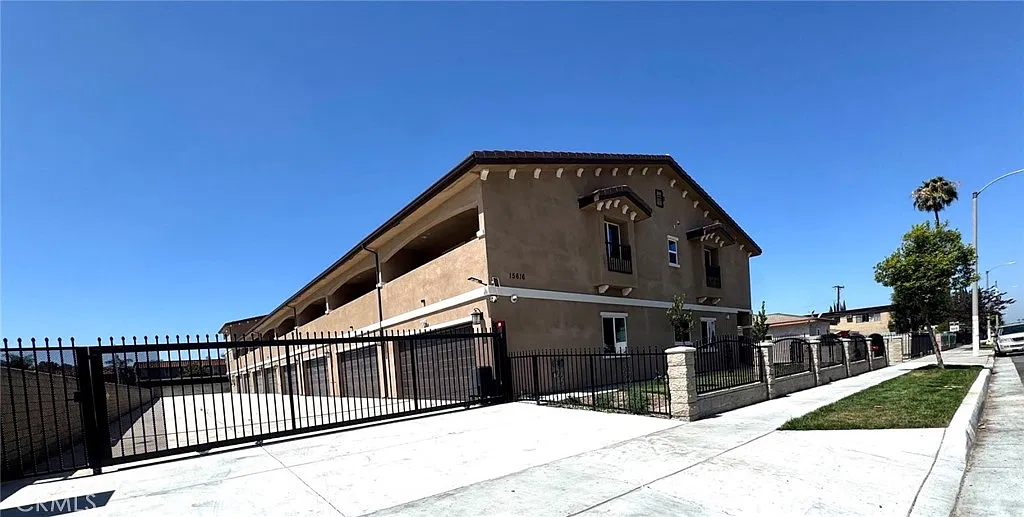 Studio, 1.5 bath, 593 sqft, $1,750 — Photo 2