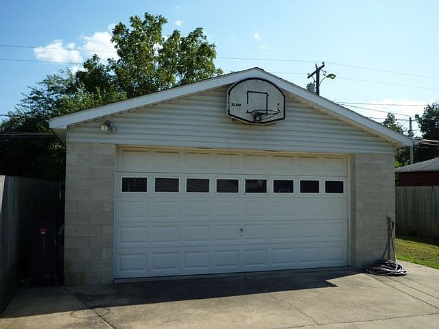 2.5 Car Garage