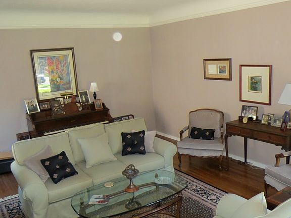 Living Room-Middle Floor