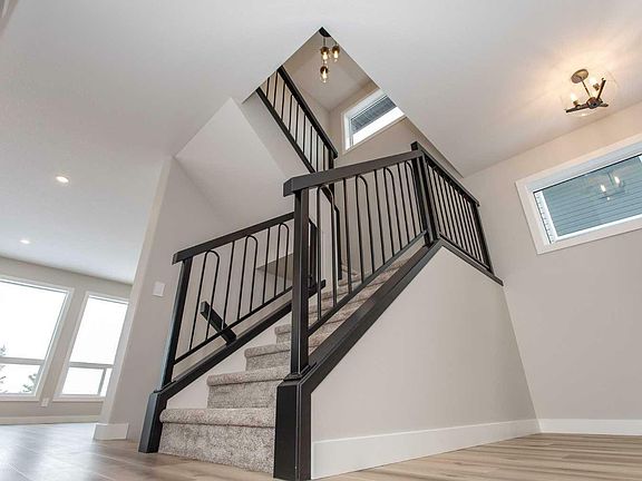 4th image of 40 Emmett Cres