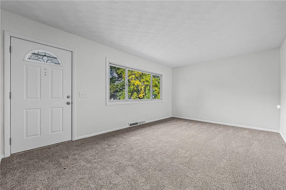 3 bed, 2.0 bath, 1092 sqft, $2,300 — Photo 4