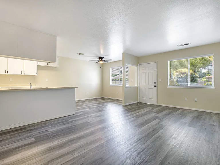 1229 W Roseburg Ave — Photo 4