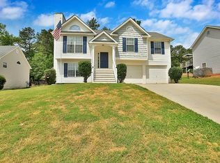 102 Bombay Ln, Grantville, GA 30220