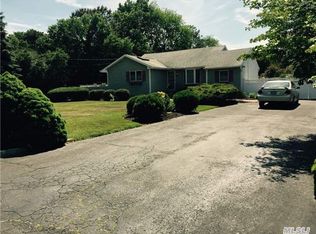 1654 Feureisen Ave, Bohemia, NY 11716