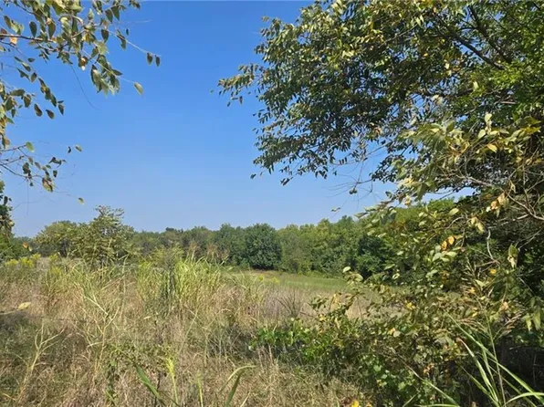 SW 5th St, Oak Grove, MO 64075