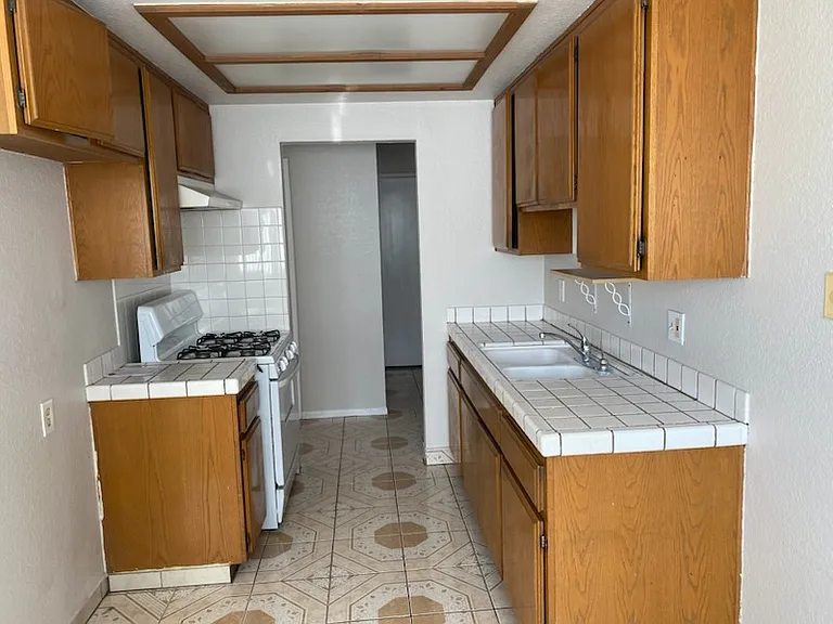 711 W I St — Photo 3