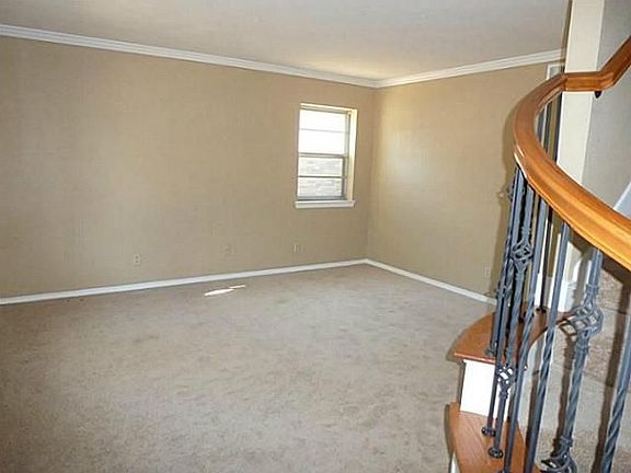 4th image of 2615 Nottingham Dr
