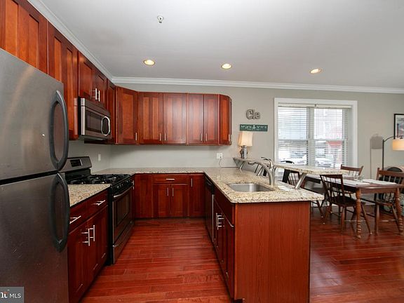 5th image of 1926 Poplar St #1
