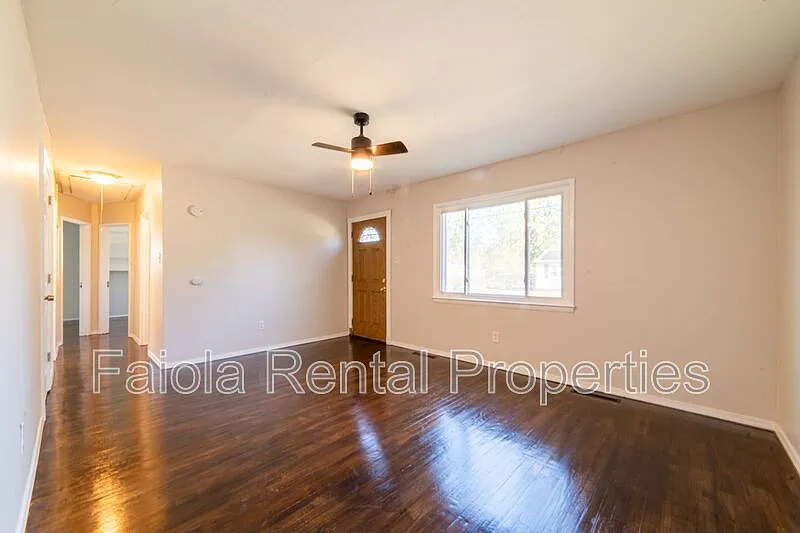 4 bed, 1.0 bath, 1330 sqft, $2,400 — Photo 3