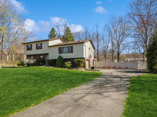 18 Newhard Place, Hopewell Junction, NY 12533