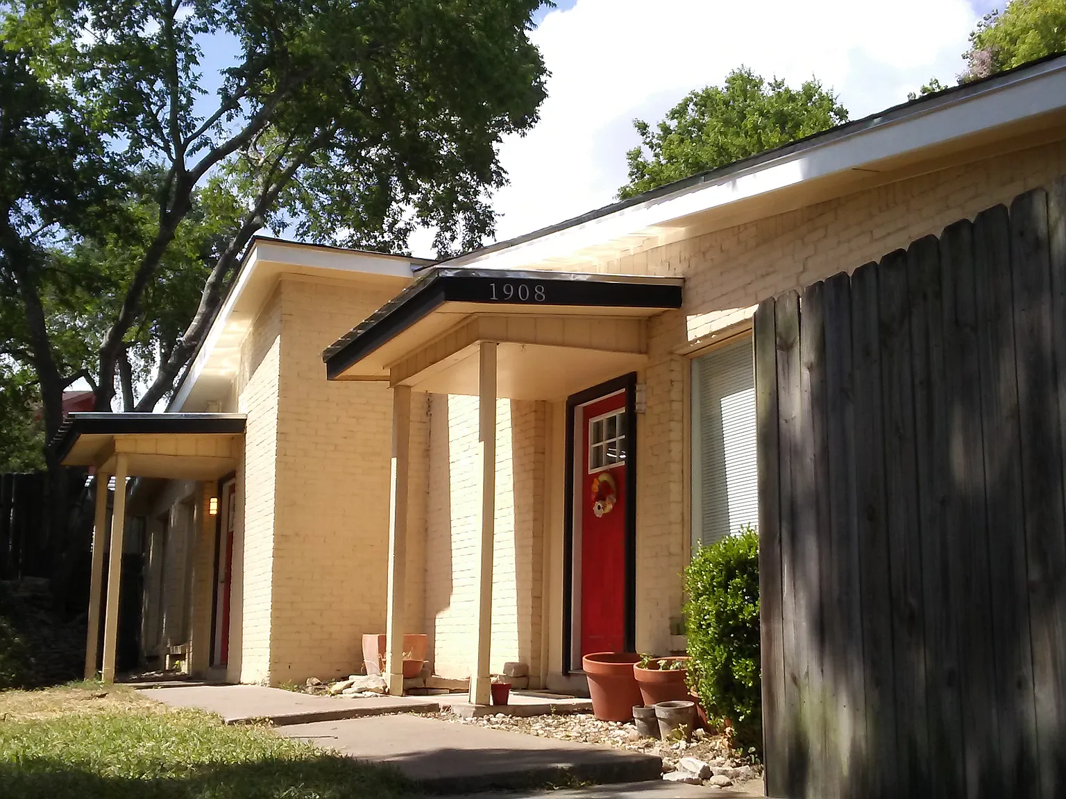 2 bed, 1000 sqft, $1,699 — Photo 1
