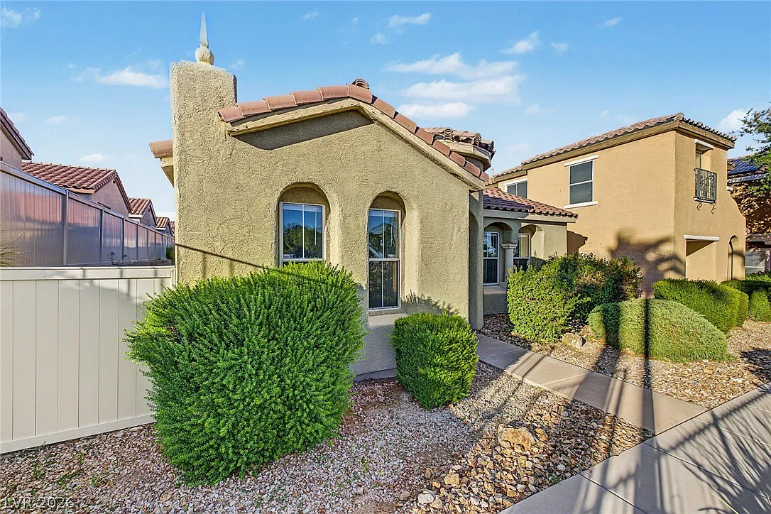 3 bed, 2.0 bath, 1305 sqft, $1,970 — Photo 2