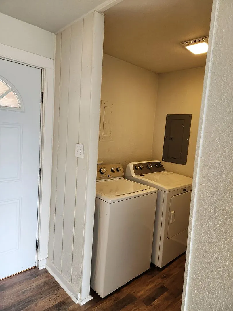 Sheridan Park/ East Bremerton 1 bed 1 bath duplex cottage — Photo 2