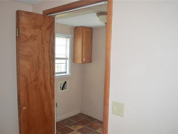 5th image of 128 E Willow St
