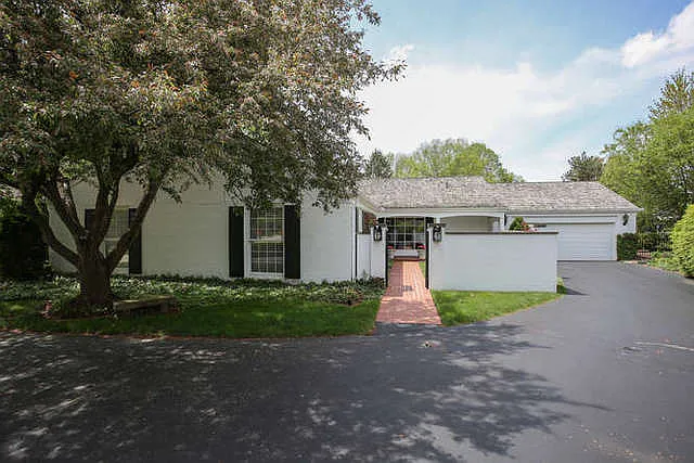 104 Greencroft Dr photo 1