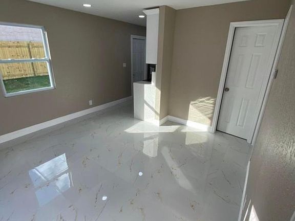 2nd image of 409 Nottingham Blvd #2