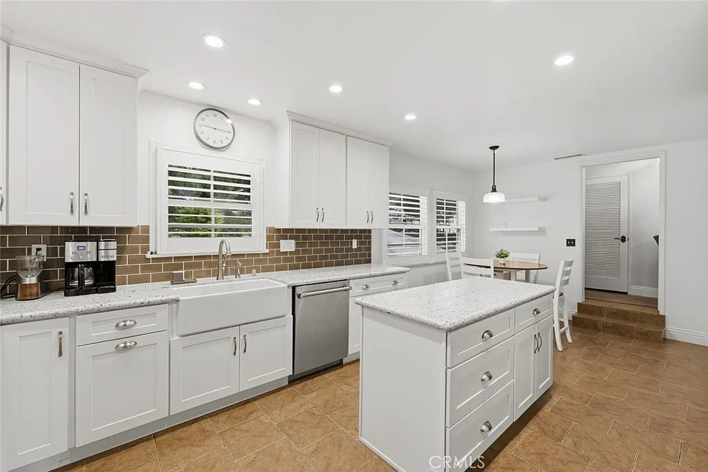 5 bed, 2886 sqft, $8,950 — Photo 2