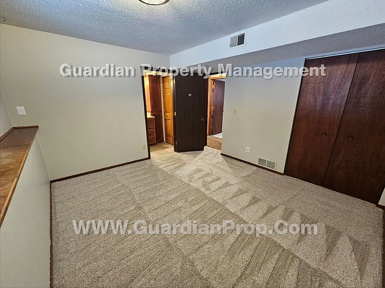 3335 Urbandale Ln N — Photo 17
