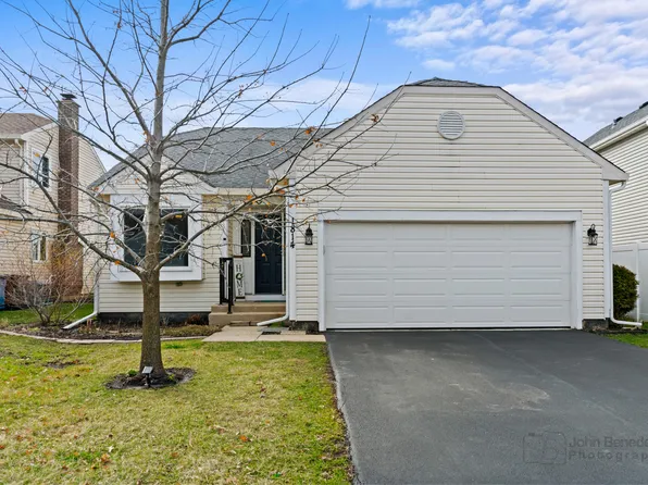 1814 Grosse Pointe Cir, Hanover Park, IL 60133