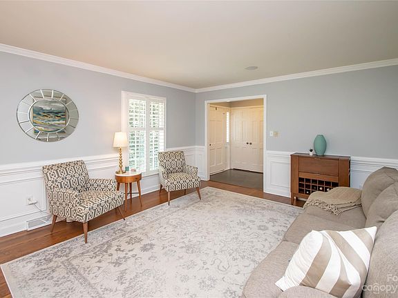 5th image of 830 Wingrave Dr