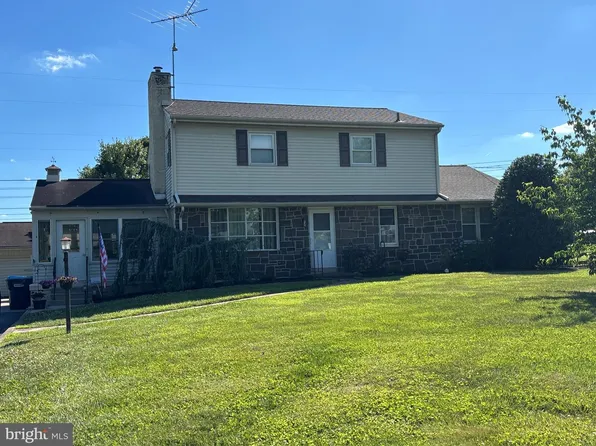 27 Oak Ln, Royersford, PA 19468