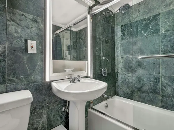 2166 Broadway 20A image 9 of 9